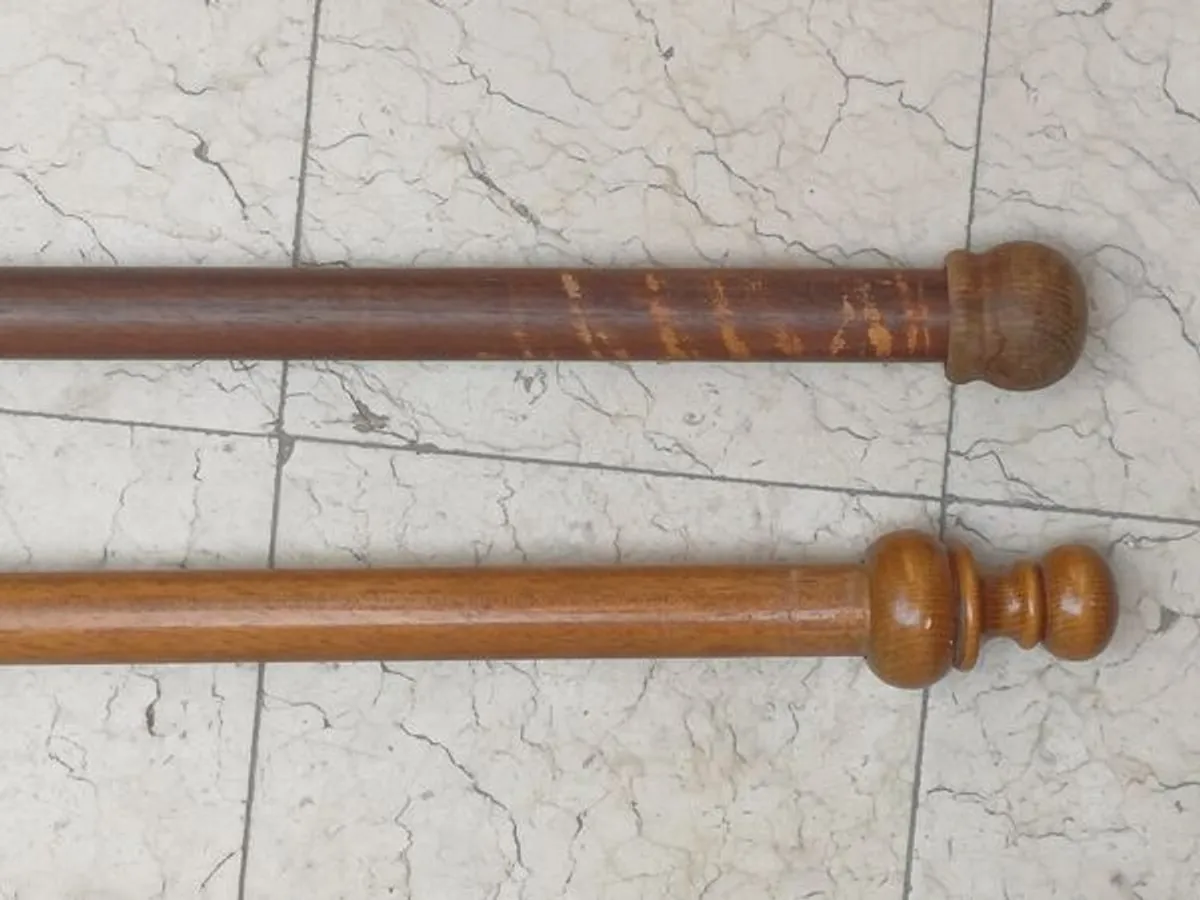 2 varões de madeira para cortinados 