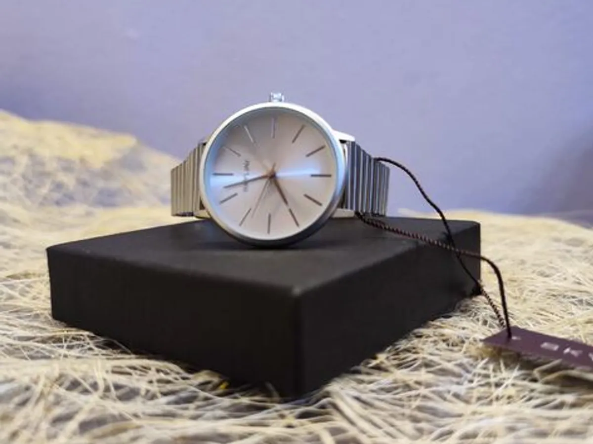 Relógio de pulso feminino prateado em aço Skyline 