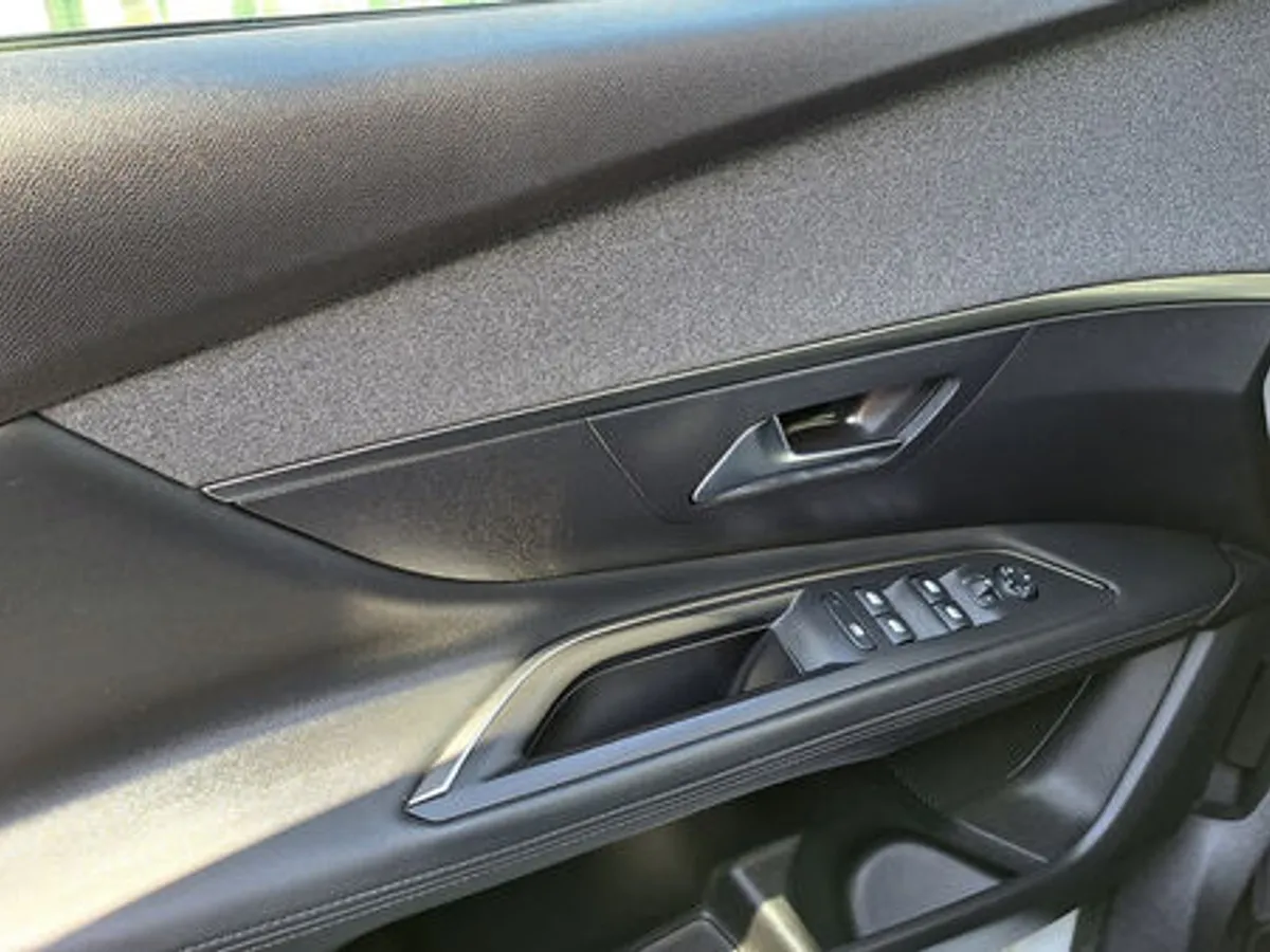 Peugeot  3008 SUV 1.5 HDI  Allure