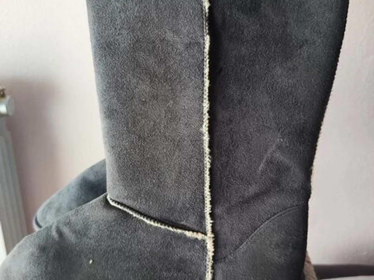 Botas estilo Pantufa acinzentadas n 41 da Justine 