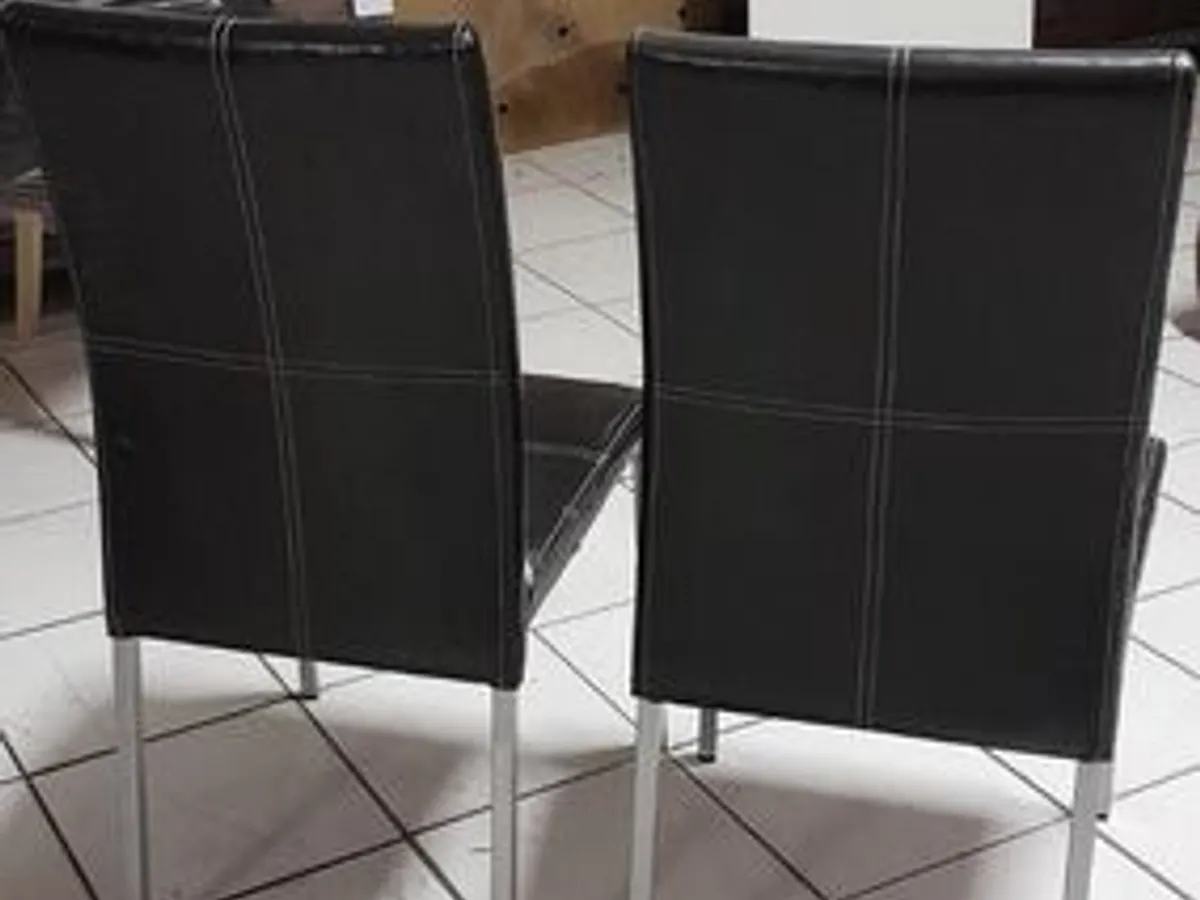 2 cadeiras em pele e metal