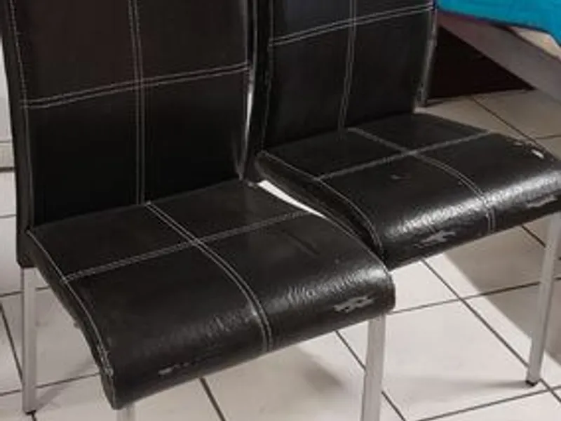 2 cadeiras em pele e metal