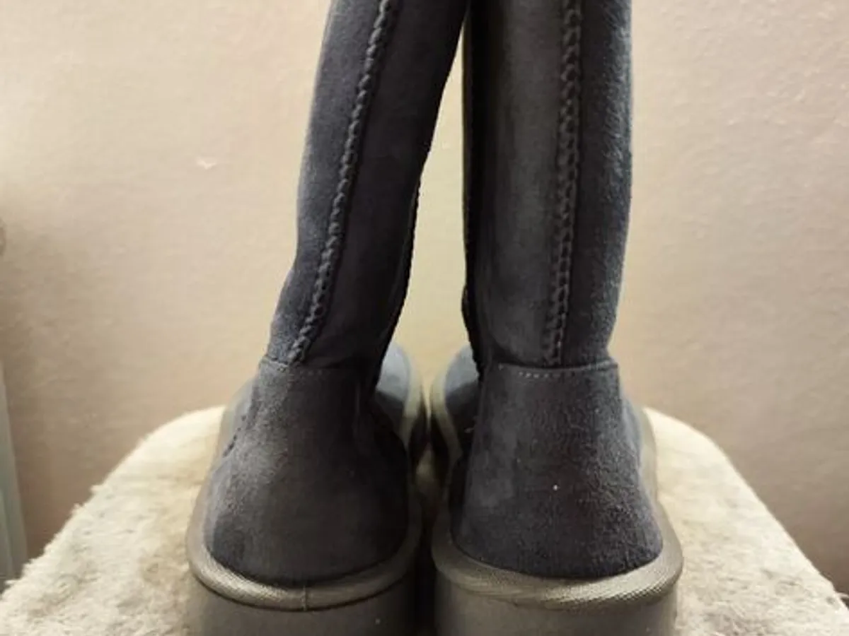 Botas estilo Pantufa acinzentadas n40 da Justine 