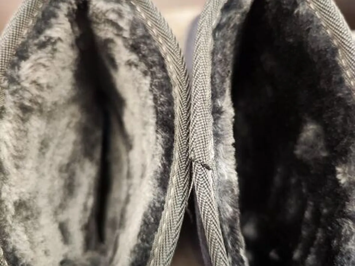 Botas estilo Pantufa acinzentadas n40 da Justine 