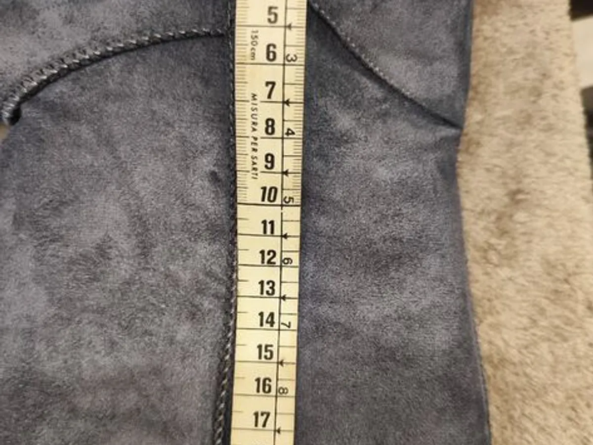 Botas estilo Pantufa acinzentadas n40 da Justine 