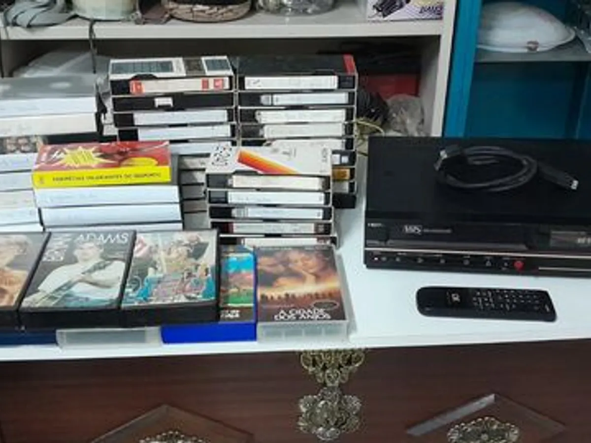 Leitor VHS e lote de cassetes