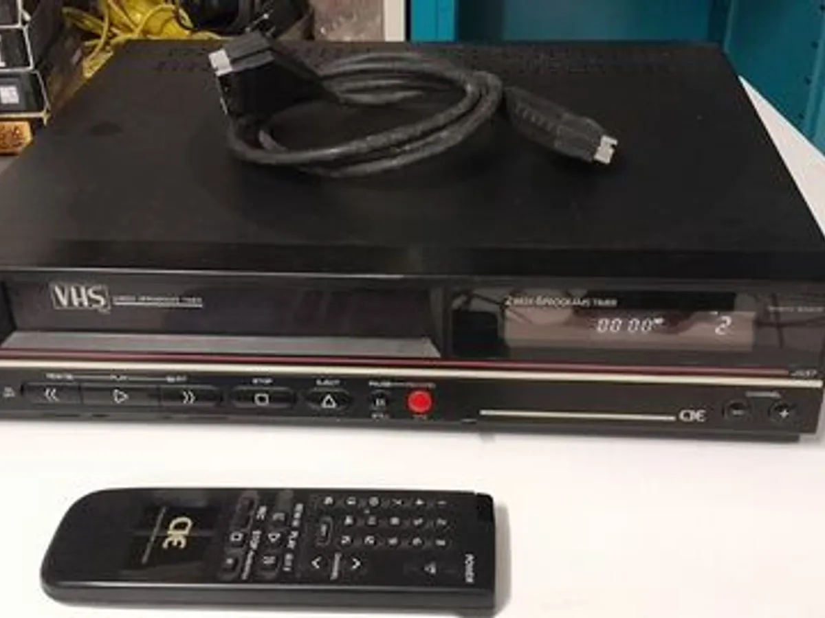 Leitor VHS e lote de cassetes