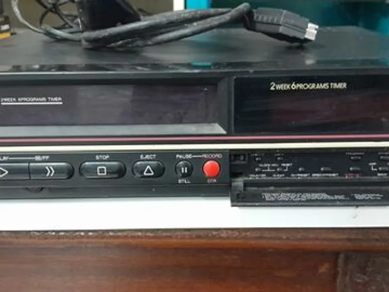 Leitor VHS e lote de cassetes