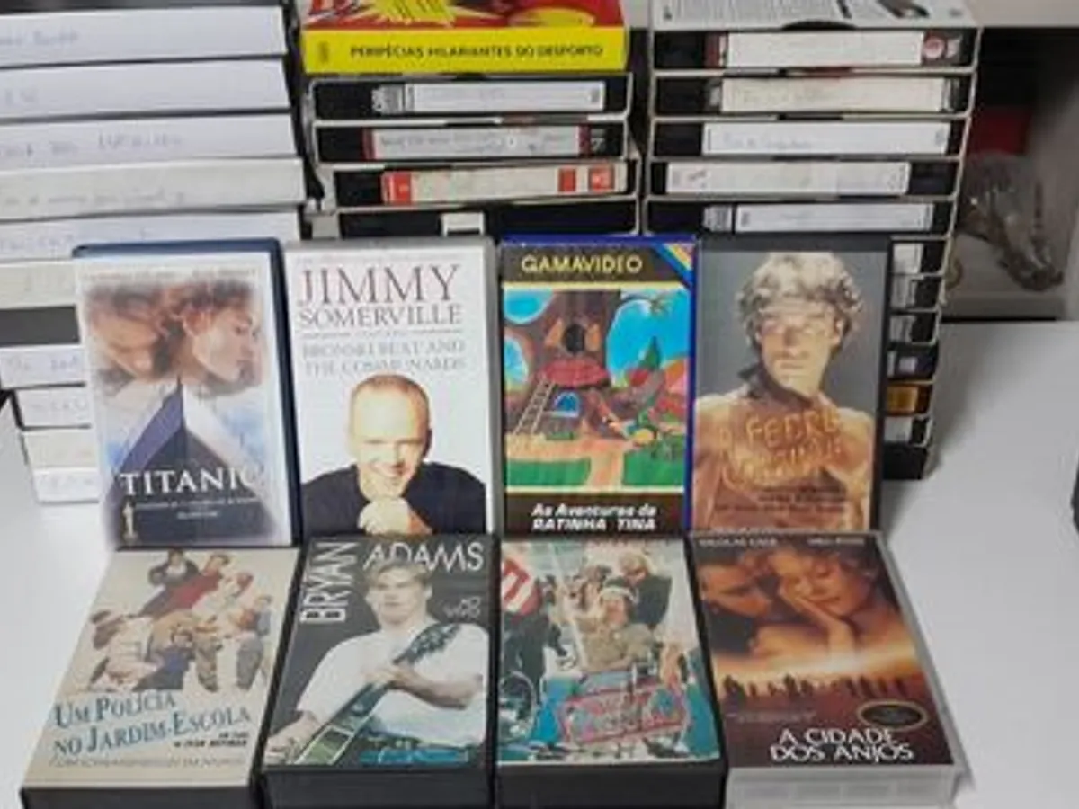 Leitor VHS e lote de cassetes